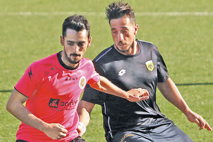 Ο Γιακουμάκης με αντίπαλο τον Κοκκινάκη στο παιχνίδι της ΑΕΚ με τον Ρωμανό