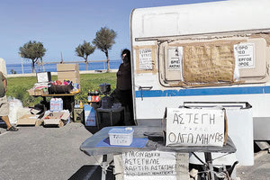 “Έξωση” στους άστεγους από το πάρκινγκ στον Καράβολα