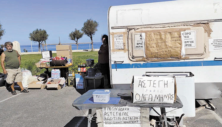 “Έξωση” στους άστεγους από το πάρκινγκ στον Καράβολα