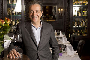 Ο ΚΡΗΤΙΚΟΣ, ΙΔΙΟΚΤΗΤΗΣ ΕΣΤΙΑΤΟΡΙΟΥ ΣΤΗΝ ΚΑΡΔΙΑ ΤΗΣ ΒΙΕΝΝΗΣ ΛΕΥΤΕΡΗΣ ΔΕΡΜΙΤΖΑΚΗΣ