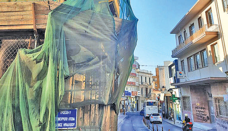 Αποξήλωση στο διατηρητέο επί της Αγίου Μηνά