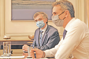 ο Κυριάκος Μητσοτάκης κάνει από κοινού τις ανακοινώσεις με τον Σωτήρη Τσιόδρα από το Μέγαρο Μαξίμου