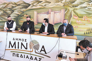 ο δήμαρχος Μανώλης Φραγκάκης με τον τομεάρχη Υποδομών και Μεταφορών του ΣΥΡΙΖΑ Νίκο Παππά