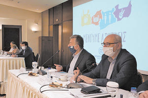 ο περιφερειάρχης Κρήτης Σταύρος Αρναουτάκης κατά την έναρξη της συνεδρίασης του Περιφερειακού Συμβουλίου Κρήτης σε συνθήκες lockdown