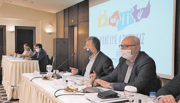 ο περιφερειάρχης Κρήτης Σταύρος Αρναουτάκης κατά την έναρξη της συνεδρίασης του Περιφερειακού Συμβουλίου Κρήτης σε συνθήκες lockdown