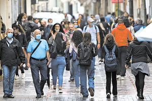 Οι Ηρακλειώτες κατέκλυσαν το κέντρο για τις τελευταίες τους αγορές