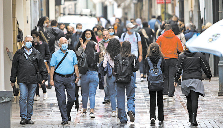 Οι Ηρακλειώτες κατέκλυσαν το κέντρο για τις τελευταίες τους αγορές