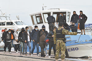 οι 30 Τούρκοι επιβάτες του σκάφους «Nemo», που είχαν εντοπιστεί ανοικτά της Γαύδου