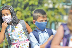 μαθητές με μάσκα σε ανοιχτούς χώρους