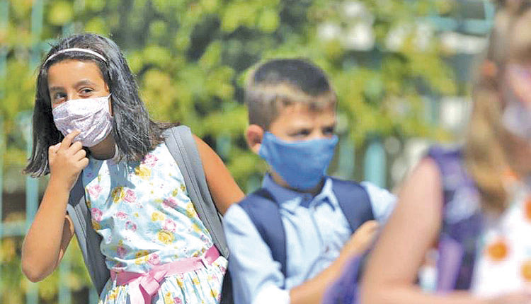 μαθητές με μάσκα σε ανοιχτούς χώρους