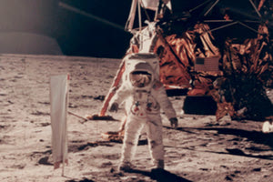 Μια σπάνια φωτογραφία του αμερικανού αστροναύτη Νιλ Άρμστρονγκ στην επιφάνεια της Σελήνης
