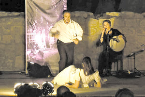 Η παράσταση «Ανωνύμων Πάθη» βασισμένη σε πραγματική ιστορία, από το βιβλίο «Οι Καπελιέρες» (1987) του Ηρακλειώτη συγγραφέα Κώστα Αρβανιτάκη