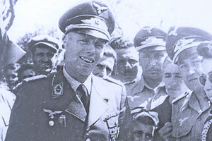 Ο Γερμανός Ταγματάρχης Τροστ απευθύνεται στους κατοίκους της ευρύτερης περιοχής της Πεδιάδας τον Μάιο του 1944. Δεξιά με τα μαύρα γυαλιά, η διερμηνέας του Γεωργία Μπαλτζάκη - Μόνικα