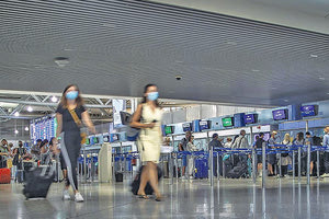 αίθουσα αναχωρήσεων του αεροδρομίου