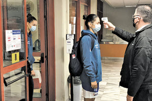 Οι παίκτριες της Εθνικής ομάδας υποβάλλονται σε θερμομέτρηση κατά την είσοδό τους στα “Δύο Αοράκια”