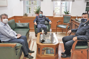 Συνάντηση με τον Αστυνομικό Διευθυντή Ηρακλείου Ταξίαρχο Νίκο Σπυριδάκη και τον Διοικητή της Τροχαίας Ηρακλείου Αστυνόμο Στέλιο Καρακούδη, είχε χθες  ο Περιφερειάρχης Κρήτης Σταύρος Αρναουτάκης.