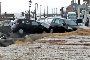 αυτοκίνητα που βούλιαξαν στη θάλασσα στις Γούβες