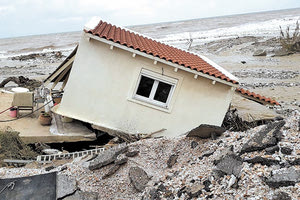 Το σπίτι που έχει “πλαγιάσει” είναι στον Πλατανιά Ρεθύμνου από την κακοκαιρία