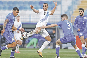 Με ωραίο πλασέ ο Γιώργος Γιακουμάκης πέτυχε το πρώτο του γκολ με την Εθνική