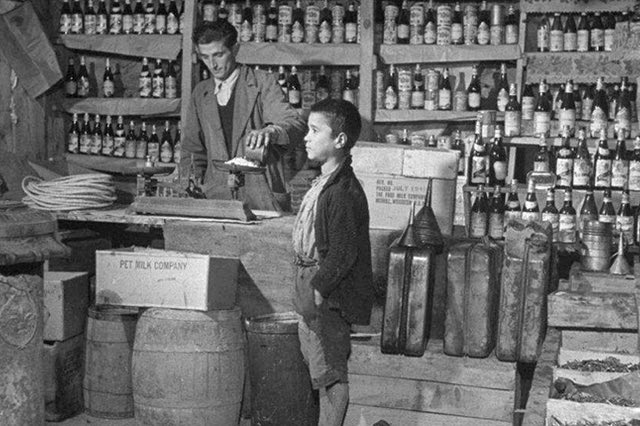 Οι φωτογραφίες της ημέρας: 1947. Παραδοσιακό παντοπωλείο στην Κρήτη
