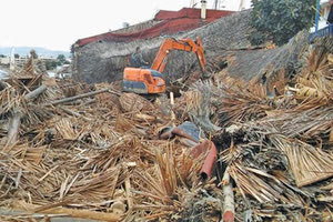 Η θεομηνία πρόλαβε τις κατεδαφίσεις κτισμάτων σε αιγιαλούς και παραλίες
