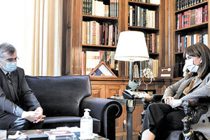 Η Πρόεδρος της Δημοκρατίας Κατερίνα Σακελλαροπούλου συναντήθηκε με τον καθηγητή Σωτήρη Τσιόδρα