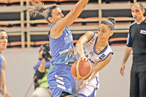 Φάση από το παιχνίδι της Εθνικής μπάσκετ των γυναικών με τη Σλοβενία στα «Δύο Αοράκια»