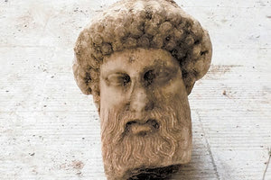 Τον θεό Ερμή απεικονίζει η κεφαλή αγάλματος που βρέθηκε τυχαία 1,5 μ. κάτω από τη γη, στην οδό Αιόλου