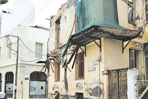 ΣΜΥΡΝΗΣ ΚΑΙ ΓΙΑΝΝΙΤΣΩΝ ΓΩΝΙΑ: Επιχείρηση κατεδάφισης του ακινήτου που αποκολλήθηκε τμήμα του πέτρινου μπαλκονιού και από πραγματικό θαύμα δε θρηνήσαμε θύματα