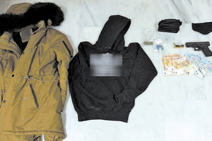 Τα πειστήρια που βρέθηκαν στο σπίτι του ληστή του σούπερ μάρκετ