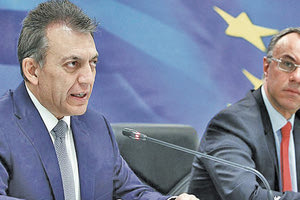 οι υπουργοί Οικονομικών Χρήστος Σταϊκούρας και Εργασίας Γιάννης Βρούτσης