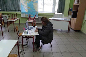 Πολλοί είναι οι εκπαιδευτικοί που είτε επειδή δεν έχουν πρόσβαση , επιλέγουν να συνδέονται με την ηλεκτρονική τους τάξη από το σχολείο, όπου διδάσκουν.