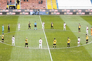 ΟΙ ΠΑΙΚΤΕΣ ΤΗΣ ΣΟΥΠΕΡ ΛΙΓΚΑ ΣΥΜΠΑΡΑΣΤΑΘΗΚΑΝ ΣΤΟΥΣ ΣΥΝΑΔΕΛΦΟΥΣ ΤΟΥΣ ΠΟΥ ΕΧΟΥΝ ΠΑΝΩ 8 ΜΗΝΕΣ ΝΑ ΠΑΙΞΟΥΝ ΜΠΑΛΑ