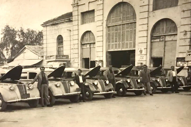 Οι φωτογραφίες της ημέρας: 1955. Kαινούρια αυτοκίνητα έξω από την αγορά των Χανίων