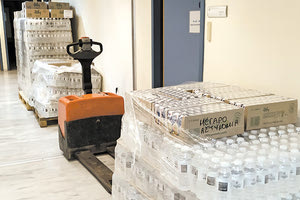 προσφορά 10 παλέτες νερό του 0,5 λίτρου στους αστυνομικούς του Ηρακλείου