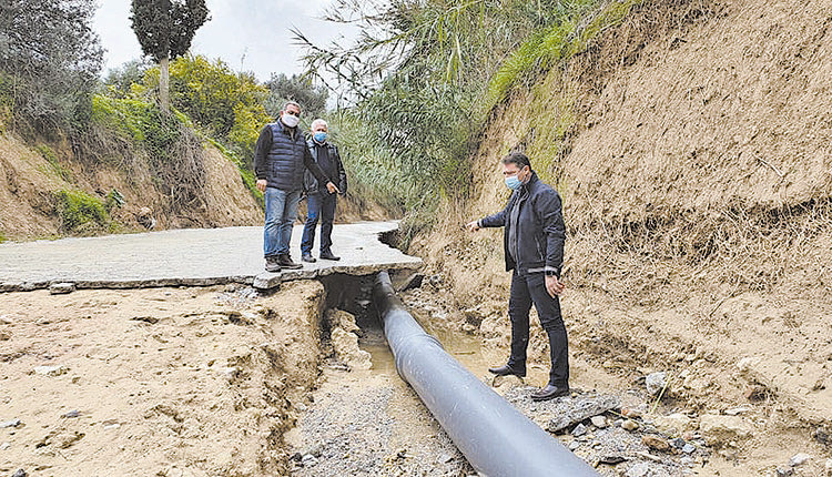 Στις Γούβες η πλημμυρική ροή αποκάλυψε τον κεντρικό αγωγό ύδρευσης