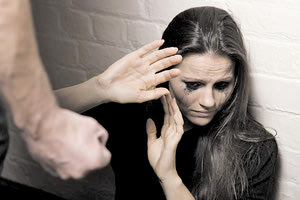 ενδοοικογενειακή βία