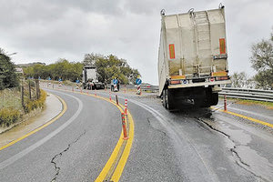 Στη μέση «έκοψε» ένα φορτηγό με τράκτορα χθες κι ενώ κινούνταν προς τη Λυγαριά