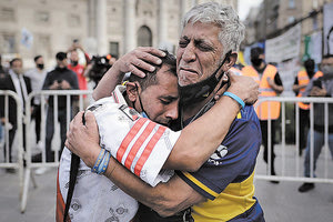 Οπαδοί της Μπόκα και της Ρίβερ Πλέιτ θρηνούν τον Μαραντόνα