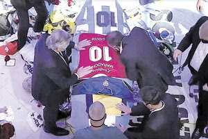 Ο πρόεδρος της Αργεντινής και ο πρόεδρος της Αργεντίνος Τζούνιορς αποτίουν φόρο τιμής στη σορό του