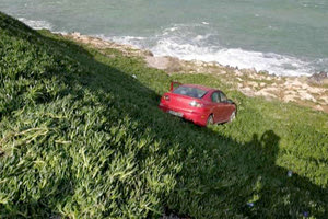 Το αυτοκίνητο σταμάτησε στα βράχια του Τομπρούκ