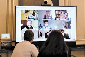 Στην τηλεδιάσκεψη των μικρών μαθητών της ΣΤ’ Δημοτικού του 8ου Δημοτικού Σχολείου Χανίων ο πρωθυπουργός