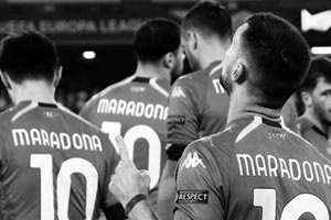 Με φανέλες του Μαραντόνα εμφανίστηκαν οι παίκτες της Νάπολι στο ματς με τη Ριέκα