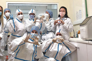 Στους αθέατους ήρωες του κοροναϊού, τους ανθρώπους που εργάζονται ακούραστα στο Εργαστήριο Ιολογίας της Ιατρικής Σχολής Κρήτης