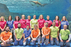 οι εργαζόμενοι του CRETAquarium αποχαιρετούν το Μιχάλη Παπαδάκη, τον πρώτο και μέχρι χθες, διευθυντή του Ενυδρείου Κρήτης