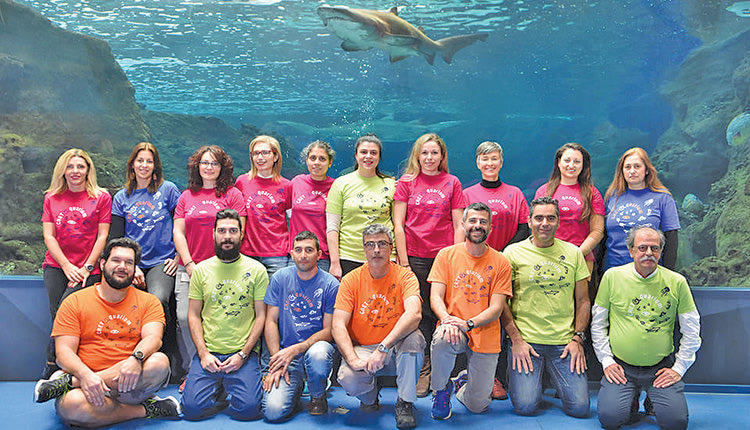 οι εργαζόμενοι του CRETAquarium αποχαιρετούν το Μιχάλη Παπαδάκη, τον πρώτο και μέχρι χθες, διευθυντή του Ενυδρείου Κρήτης