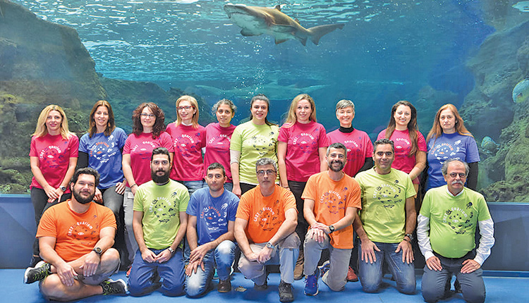 οι εργαζόμενοι του CRETAquarium αποχαιρετούν το Μιχάλη Παπαδάκη, τον πρώτο και μέχρι χθες, διευθυντή του Ενυδρείου Κρήτης