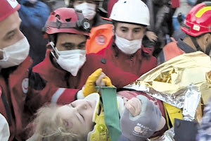 Το τρίχρονο κοριτσάκι ανασύρθηκε ζωντανό και έδωσε δύναμη και κουράγιο στα σωστικά συνεργεία να συνεχίσουν