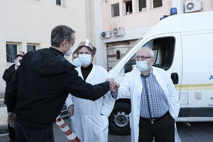 Μητσοτάκης σε υγειονομικούς