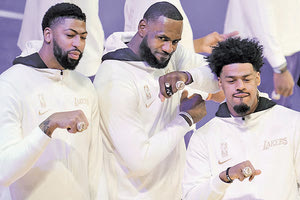 ΞΕΚΙΝΗΣΕ ΤΟ ΠΡΩΤΑΘΛΗΜΑ ΤΟΥ ΝΒΑ 4 ΠΑΡΕΛΑΒΑΝ ΤΑ ΔΑΚΤΥΛΙΔΙΑ ΤΟΥΣ ΟΙ ΛΕΪΚΕΡΣ Οι Κλίπερς «προσγείωσαν» τους πρωταθλητές